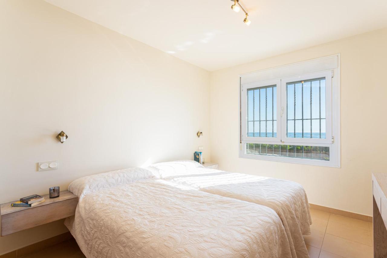 Charming Villa On The Seafront Marbella Esterno foto