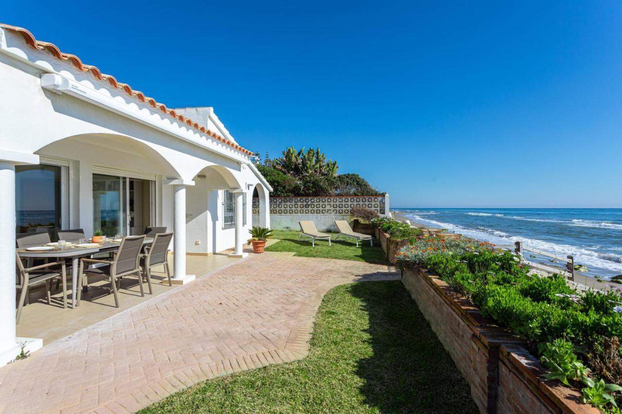 Charming Villa On The Seafront Marbella Esterno foto