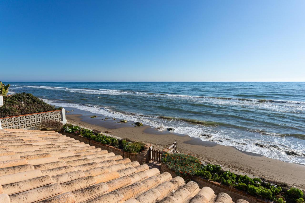Charming Villa On The Seafront Marbella Esterno foto