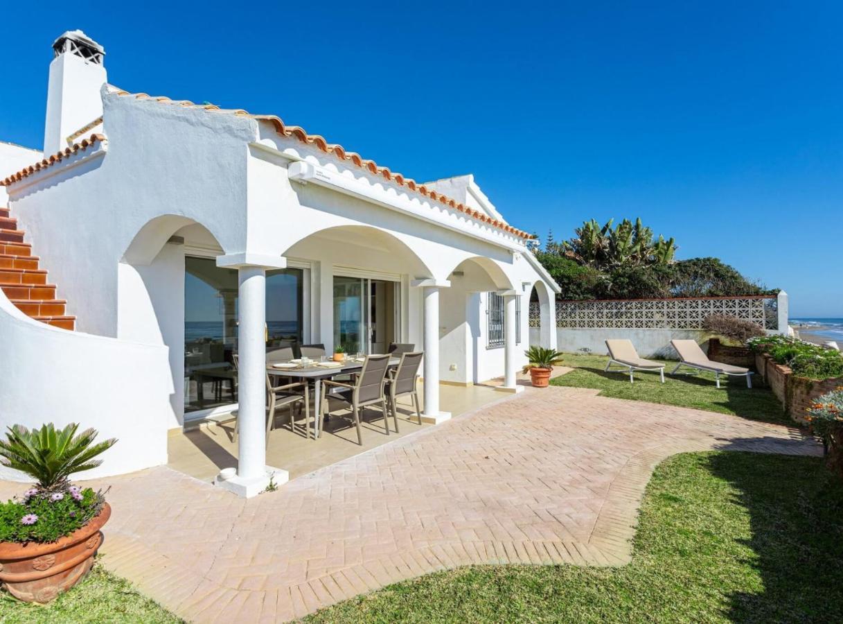 Charming Villa On The Seafront Marbella Esterno foto